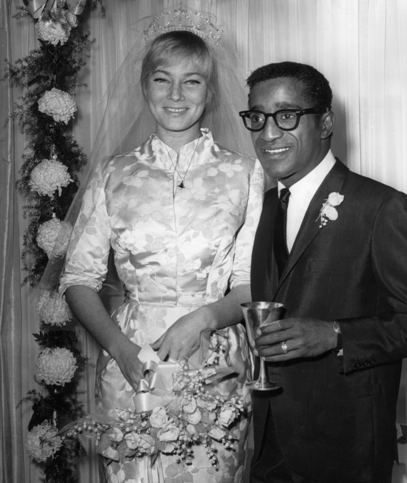 May Britt And Sammy Davis. Jr, On Their Wedding Day | Getty Images Photo by Hulton Archive