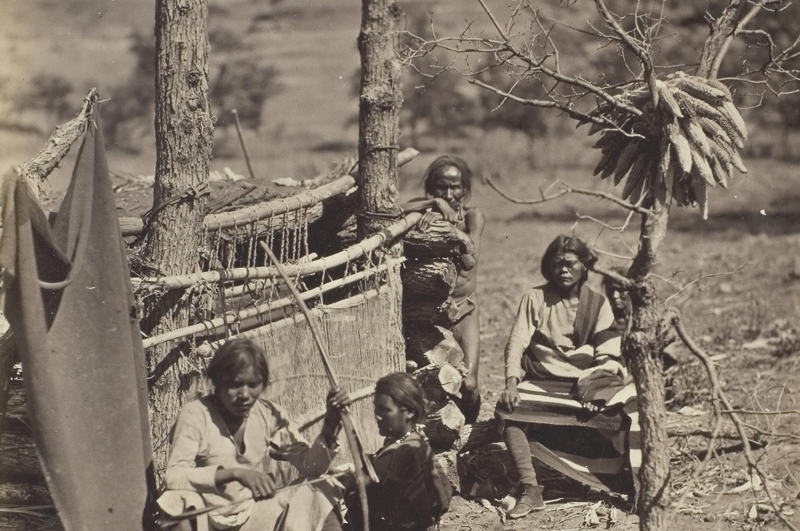 La vida aborigen de los indios navajos cerca de Old Fort Defiance, Nuevo México | Alamy Stock Photo by Album 