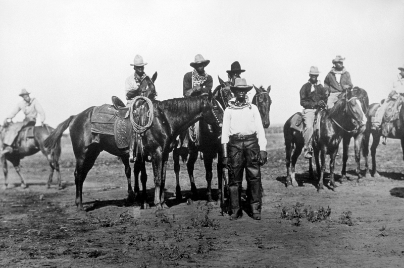 Vaqueros negros a lomos de caballos | Alamy Stock Photo by JT Vintage/Glasshouse Images 
