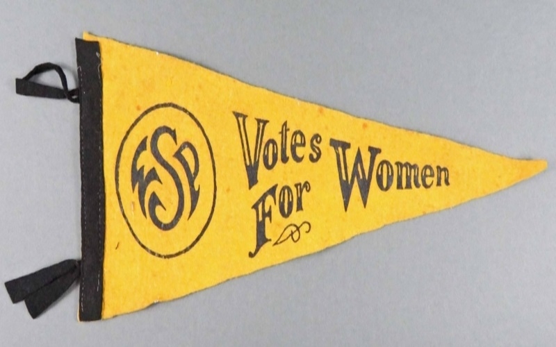 Artículos de recuerdo del sufragio femenino | Alamy Stock Photo by Emilia van Beugen/Ken Florey Suffrage Collection/Gado