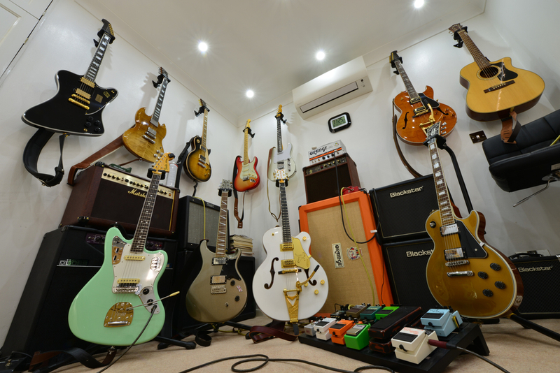 Guitarras Fender y Gibson | Shutterstock Photo by Paul Briden