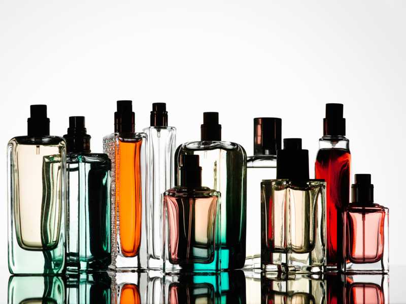 Frascos de perfumes | Alamy Stock Photo by WALTER ZERLA/Image Source