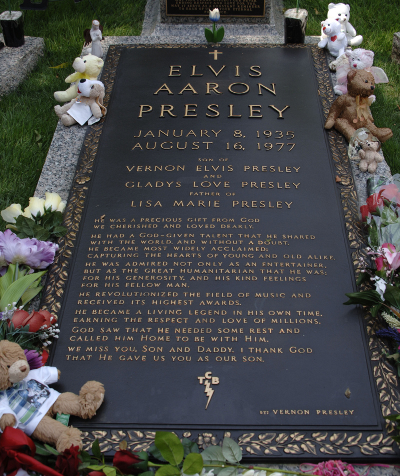 Elvis’s Modest Funeral | Alamy Stock Photo by Prisma Archivo