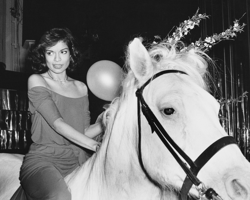 Bianca Jagger llegó al club montada a caballo | Getty Images Photo by Rose Hartman