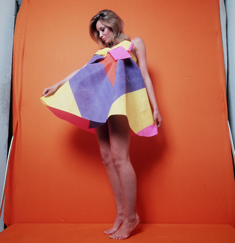 Vestidos de papel | Alamy Stock Photo by Trinity Mirror/Mirrorpix