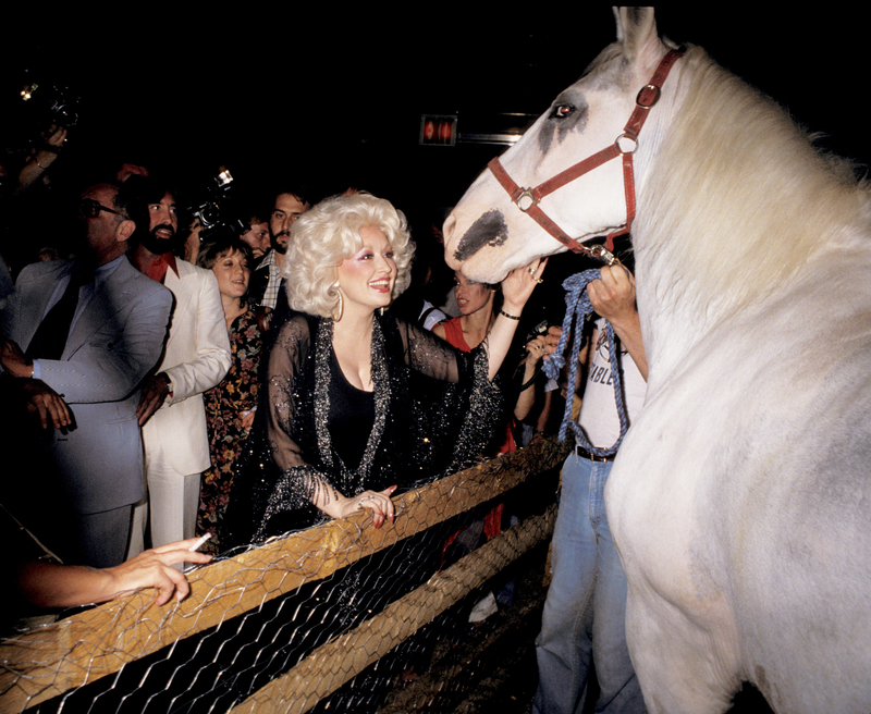 Dolly Parton poniendo el ambiente country en el Studio 54 | Getty Images Photo by Ron Galella Collection