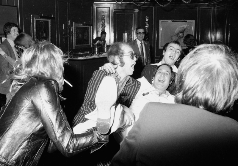 Elton John festejando con sus colegas | Getty Images Photo by Michael Putland