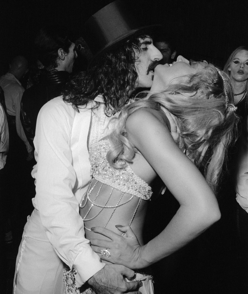 Frank Zappa celebra con una showgirl | Getty Images Photo by Allan Tannenbaum
