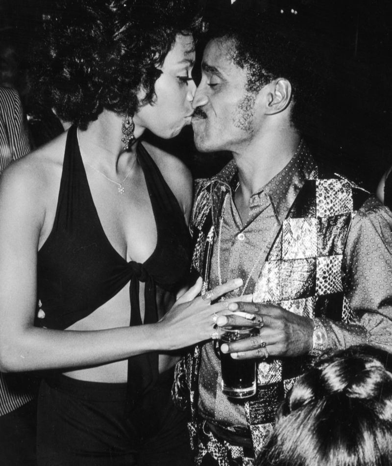 Sammy Davis Jr. y su esposa se ponen románticos en una fiesta | Getty Images Photo by Darlene Hammond/Hulton Archive