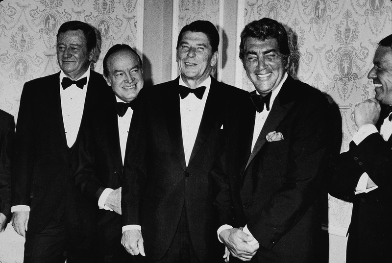 John Wayne asiste a una cena de beneficencia de Ronald Reagan | Getty Images Photo by Hulton Archive