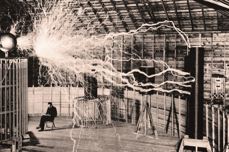 Nikola Tesla en su laboratorio | Alamy Stock Photo by Hi-Story