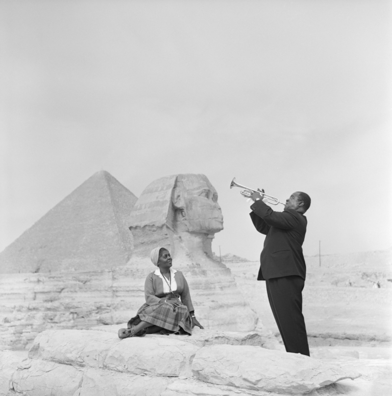 Louis Armstrong le hace serenata a su esposa Lucille Wilson - Las pirámides de Giza, 1961 | Getty Images Photo by Bettmann