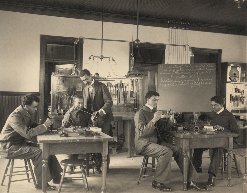 Alumnos de Hampton estudian la asamblea telefónica | Getty Images Photo by Buyenlarge