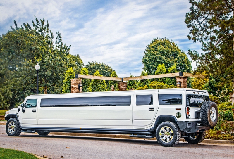 Extra-Long White Hummer Limo | Alamy Stock Photo
